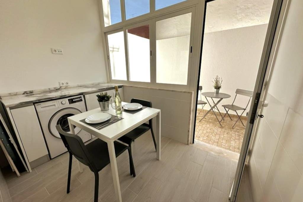 Modern Retreat With Patio Near The Airport - Oha I * Lisbon